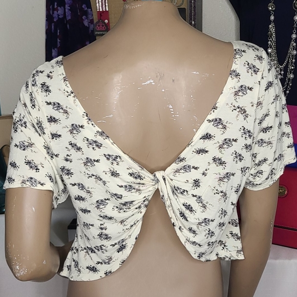 Forever 21 Tops - Forever 21 Top Size Small Creme Black Scoop Neck Floral Print Open Back Spring